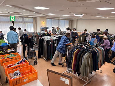 冬物衣類販売会を開催しました。