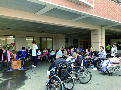 年末の餅つき大会を行いました。